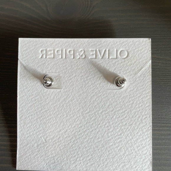 Sandra Studs - Pearl and Silver Floral Earrings - Picture 5 of 6